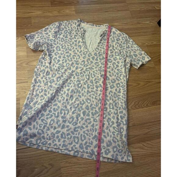 VS PINK Leopard V Neck Size XS - Picture 4 of 6